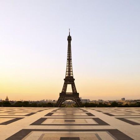 Gorgeous Paris Eiffel Tower Apartment Exterior photo